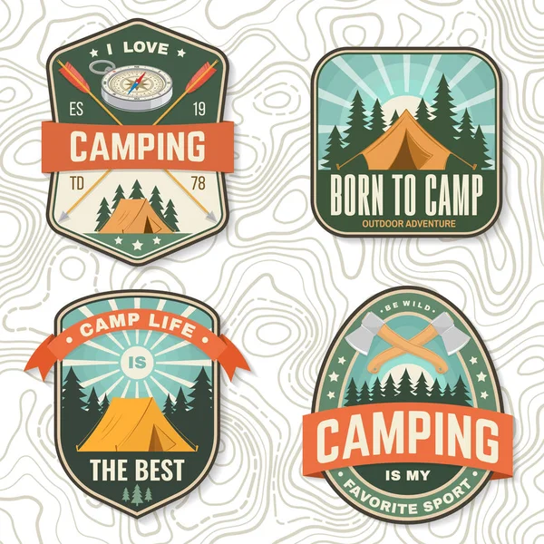 Conjunto de insignias de camping. Parche Vector o pegatina. Concepto para camisa o logo, estampado, estampado o camiseta. Diseño tipográfico vintage con brújula, tienda, montaña, caravana y silueta forestal. — Vector de stock