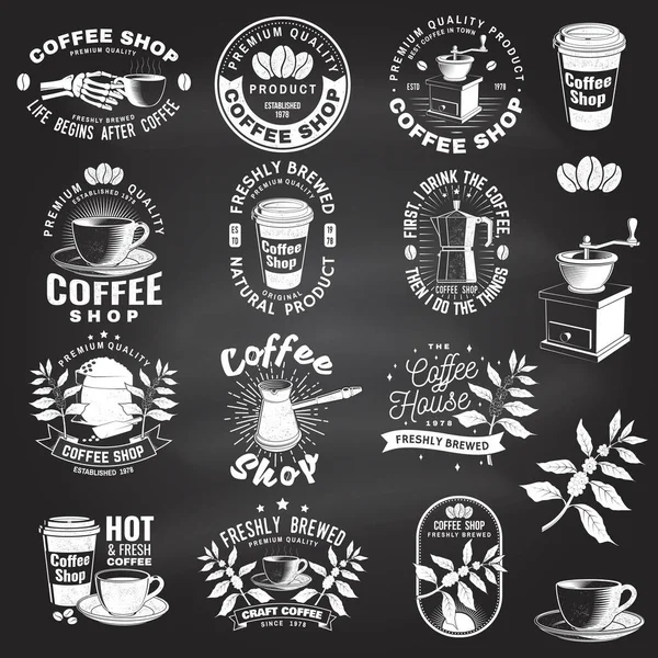 Conjunto de logotipo de la cafetería, plantilla de insignia en la pizarra. Vector. Diseño tipográfico con molinillo de café y silueta de cafetera. Plantilla para menú para restaurante, cafetería, bar, embalaje — Archivo Imágenes Vectoriales