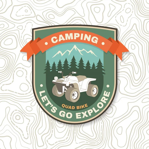 探検に行きましょう。サマーキャンプだ。ベクトル。シャツやロゴ、印刷、スタンプやティーのための概念。クワッドバイクと森のシルエットとヴィンテージタイポグラフィデザイン。キャンプの引用. — ストックベクタ