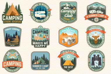 Karavan kamp rozetleri, yamalar. Gömlek ya da logo için vektör kavramı, baskı, pul ya da tişört. Karavan, kamp karavanı ve off-road araba silueti ile klasik tipografi tasarımı.