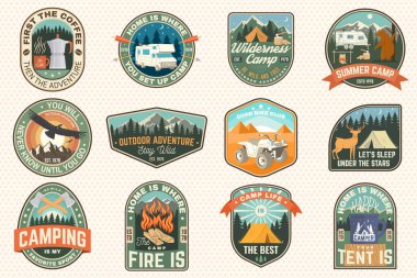 Karavan kamp rozetleri, yamalar. Gömlek ya da logo için vektör kavramı, baskı, pul ya da tişört. Karavan, kamp karavanı ve off-road araba silueti ile klasik tipografi tasarımı.