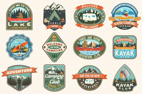 Zomer camping badges, patches. Vector Concept voor shirt of logo, bedrukking, stempel, patch of tee. Ontwerp met tent, berg, camping trailer, kampvuur, beer, kano, kajak en bos silhouet — Stockvector