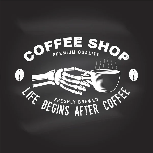 Logotipo da loja Coffe, modelo de crachá no quadro. A vida começa depois do café. Vector Design com xícara de café em silhueta mãos esqueleto. Modelo para menu para restaurante, café, bar, embalagem — Vetor de Stock