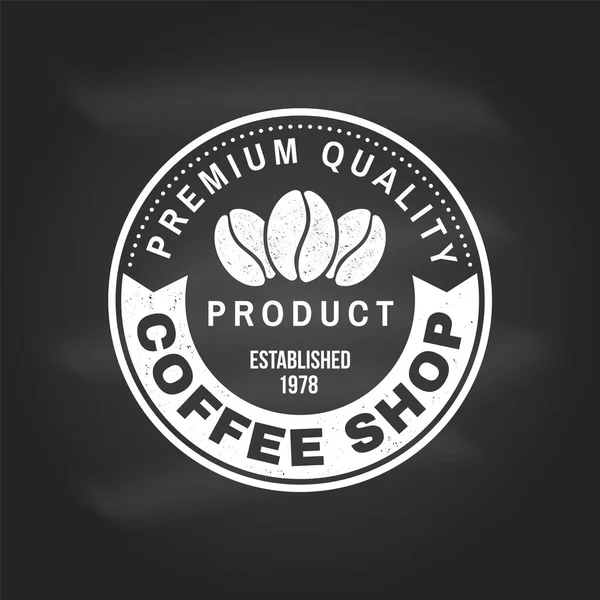 Logotipo da loja Coffe, modelo de crachá no quadro. Vector. Desenho de tipografia com silhueta de grãos de café. Modelo para menu para restaurante, café, bar, embalagem — Vetor de Stock