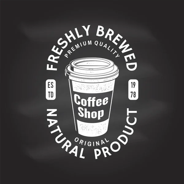 Logotipo da loja Coffe, modelo de crachá no quadro. Vector . Desenho tipográfico com silhueta de xícara de café de papel. Modelo para menu para restaurante, café, bar, embalagem — Vetor de Stock