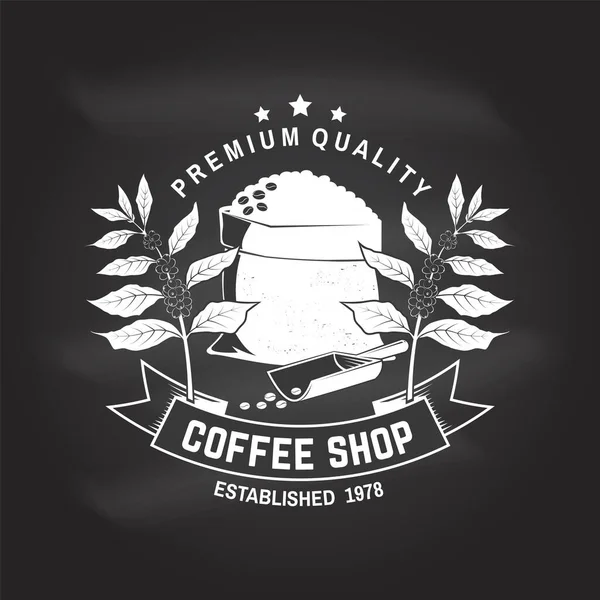 Logotipo da loja Coffe, crachá no quadro. Vector . Desenho de tipografia com saco com grãos de café e ramo de silhueta de árvore de café. Modelo para menu para restaurante, café, bar, embalagem — Vetor de Stock