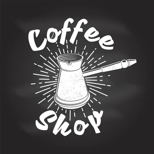 Logotipo da loja Coffe. Para o logotipo, modelo de crachá no quadro. Vector. Desenho de tipografia com silhueta de cezve café. — Vetor de Stock