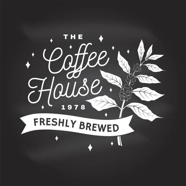 Logotipo da casa Coffe, modelo de crachá no quadro. Vector . Desenho tipográfico com xícara de café e ramo de silhueta de árvore de café. Modelo para menu para restaurante, café, bar, embalagem — Vetor de Stock