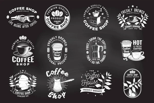 Set Coffe shop logo, badge sjabloon op het schoolbord. Vector. Typografie ontwerp met koffiemolen en koffiezetapparaat silhouet. Sjabloon voor menu voor restaurant, café, bar, verpakking — Stockvector