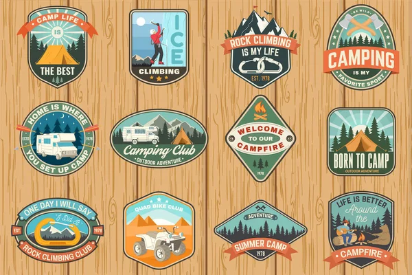 Conjunto de club de escalada y placas de campamento de verano. Vector Concept para camisa o estampado, estampado, parche o camiseta. Diseño tipográfico vintage con tienda de campaña, remolque, autocaravana, escalador, mosquetón y montañas — Vector de stock