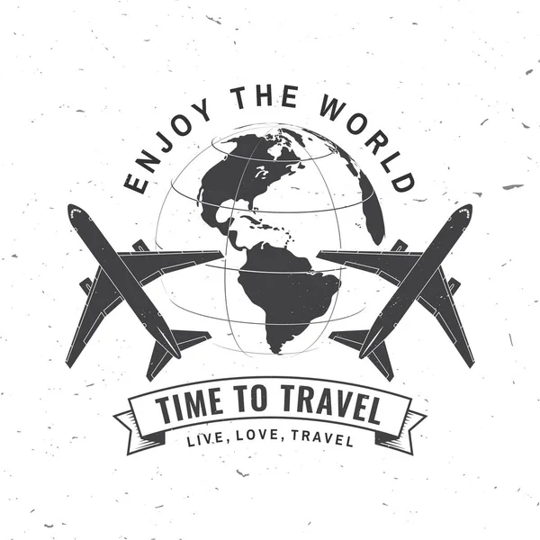 Disfruta del mundo. Placa de tiempo para viajar, logo Citas de inspiración de viaje con globo y silueta de avión. Ilustración vectorial. Motivación para la tipografía de póster itinerante. — Vector de stock