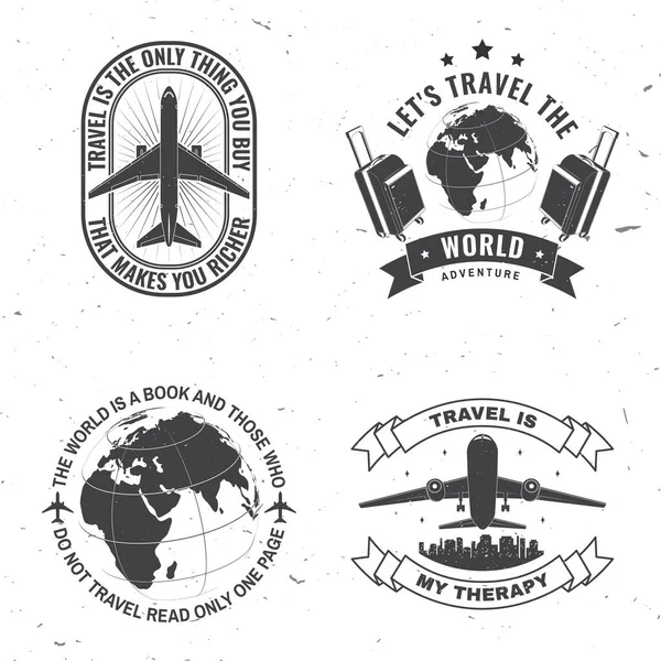 Conjunto de insignia de viaje, logo. Viaje citas inspiración con maleta, avión, globo silueta Vector ilustración. Motivación para la tipografía de póster itinerante. — Vector de stock