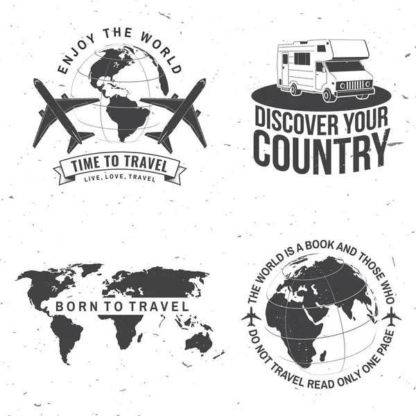 旅行バッジ、ロゴのセット。モーターホーム、キャラバン車、飛行機、地球のシルエットベクトルイラストで旅行インスピレーションの引用符。旅行ポスタータイポグラフィの動機. — ストックベクタ