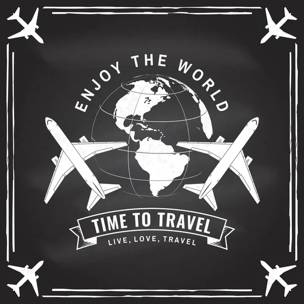 जगाचा आनंद घ्या. बॅज प्रवास करण्याची वेळ, चॉकबोर्डवर लोगो. प्रवास प्रेरणा जगभरातील आणि विमानाच्या सिल्हूटसह उद्धृत करते. व्हेक्टर स्पष्टीकरण. प्रवास पोस्टर टाइपोग्राफीसाठी प्रेरणा . — स्टॉक व्हेक्टर