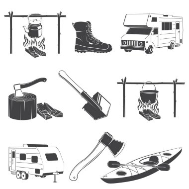 Kamp ve açık hava ikonları. Kürek, balta, kürekli kano, yürüyüş botları, karavan, kamp ateşinde esrar. Vektör İllüstrasyonu. Kamp, kano, yürüyüş ve seyahat ekipmanları.