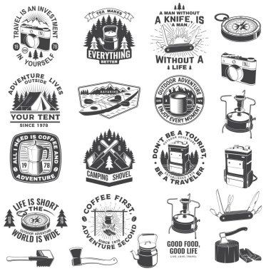 Tasarım elementleri olan yaz kampı. Vektör çizimi. Kamp ve açık hava macera amblemleri. Eski kamp çaydanlığı, çakı, kamp çadırı, kupa ve orman silueti ile tipografi tasarımı.