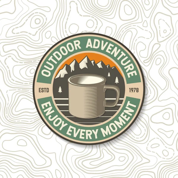 Aproveite cada momento. patch aventura ao ar livre ou adesivo. Ilustração vetorial. Conceito para camisa ou logotipo, impressão, carimbo ou tee. Design vintage com caneca de acampamento de metal e silhueta de montanha Citação de acampamento — Vetor de Stock