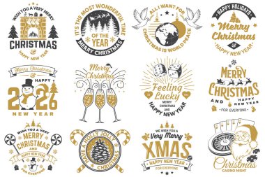 Mutlu Noeller ve mutlu yıllar damgası, çıkartması, yaması. Klasik baskı, logo, Noel Baba, Elf, kumarhane zarları, kardan adam, poker kartı, kumar makineleri ve şeker kamışı. Vektör