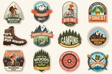 Yürüyüş macerası seti ve dağ bisikleti yaması, çıkartma. Vektör çizimi. Gömlek, logo, baskı, pul ya da tişört konsepti. İnsan bisikleti ve dağ silueti ile klasik tipografi tasarımı