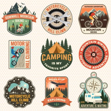 Bir set motosiklet tepesi tırmanışı ve dağ bisikleti yaması, çıkartma. Vektör çizimi. Gömlek, logo, baskı, pul ya da tişört konsepti. İnsan bisikleti ve dağ silueti ile klasik tipografi tasarımı