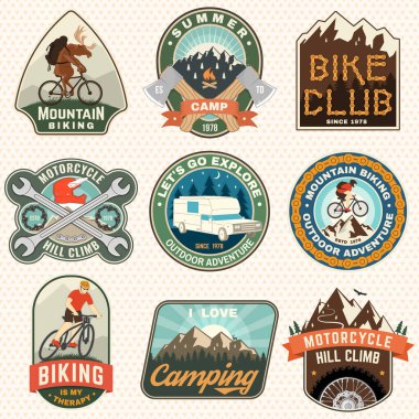 Bir set motosiklet tepesi tırmanışı ve dağ bisikleti yaması, çıkartma. Vektör çizimi. Gömlek, logo, baskı, pul ya da tişört konsepti. İnsan bisikleti ve dağ silueti ile klasik tipografi tasarımı