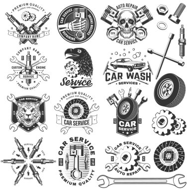 Otomatik servis logosu, amblemler, rozetler ve simgeler. Vektör. Uzman servis araba tamir merkezi, ingiliz anahtarı, vites, buji, kafatası, otomobil aletleri pistonları silueti olan restorasyon ve araba kulübü için.