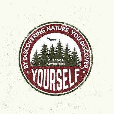 Doğayı keşfederek, kendinizi logoyu, rozet tasarımını keşfedersiniz. Gömlek ya da logo, baskı, pul ya da iğne ormanıyla işaretleme. Orman macerası. Vektör illüstrasyonu