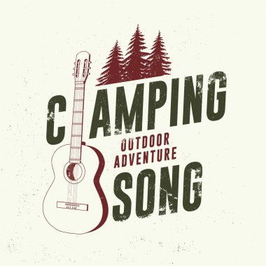 Kamp şarkısı logosu, rozet tasarımı. Tişört, logo, baskı, pul ya da çam ağacı silueti konsepti. Açık hava macerası. Vektör illüstrasyonu