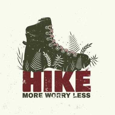 Daha az endişe et, logo, rozet tasarımı. Tişört, logo, baskı, pul ve çim silueti içeren tişört ya da tişört konsepti. Açık hava macerası. Vektör illüstrasyonu