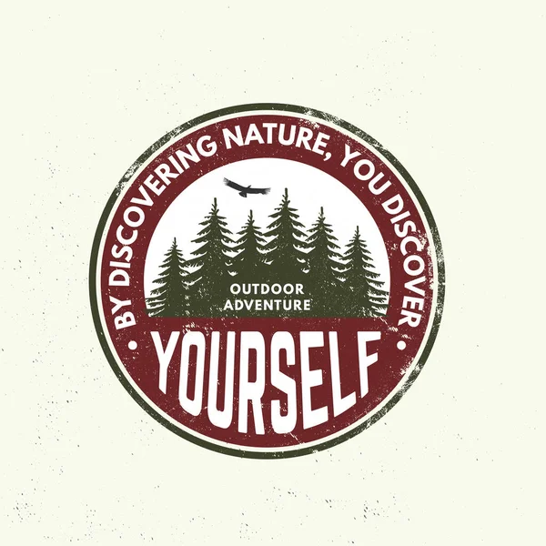 Doğayı keşfederek, kendinizi logoyu, rozet tasarımını keşfedersiniz. Gömlek ya da logo, baskı, pul ya da iğne ormanıyla işaretleme. Orman macerası. Vektör illüstrasyonu