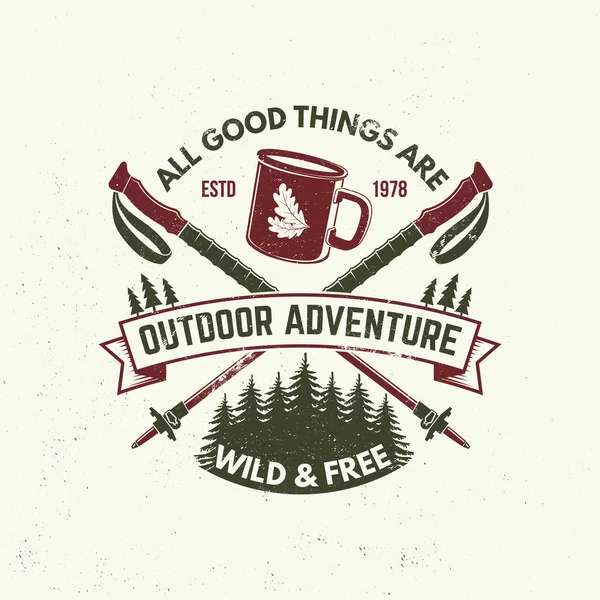 Tüm iyi şeyler vahşi ve bedava logo, rozet tasarımı. Gömlek, logo, baskı, iğne ormanı, kahve ya da çay fincanı, yürüyüş direkleri. Açık hava macerası. Vektör illüstrasyonu