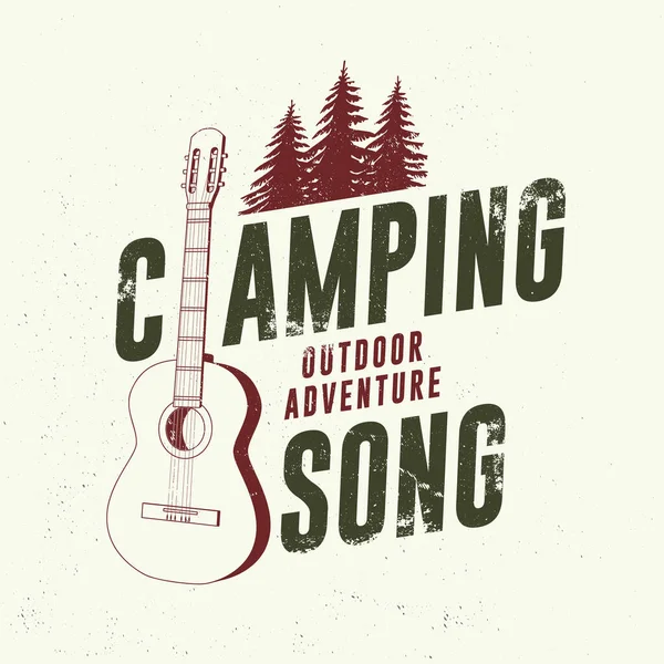 Kamp şarkısı logosu, rozet tasarımı. Tişört, logo, baskı, pul ya da çam ağacı silueti konsepti. Açık hava macerası. Vektör illüstrasyonu