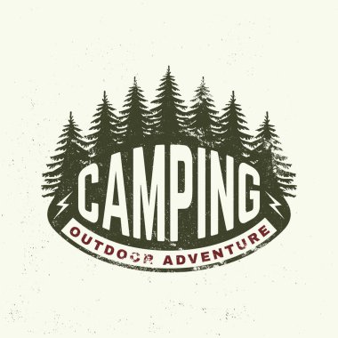 Kamp macerası yaması tasarımı. Vektör. Olağanüstü bir macera. Gömlek ya da logo kavramı, parmak izi, yürüyüş direkleri ve çam ormanlarıyla damgalanmış. Açık hava macerası