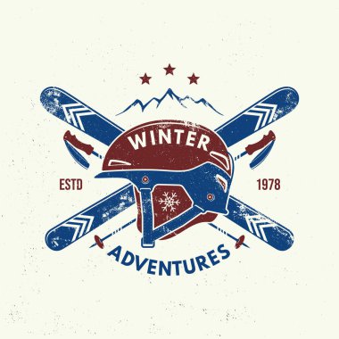 Kış maceraları. Vector Kayak Kulübü eski rozeti. Gömlek, baskı, mühür ya da pul için kayak, kayak sopası, kask. Aile tatili, etkinlik ya da seyahat. Logo tasarımı için yamalar.
