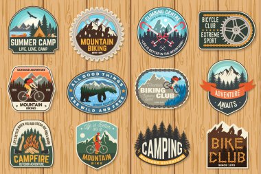 Açık Hava Macera Rozetleri, yamalar, çıkartmalar. Vektör. Gömlek, logo, baskı, pul ya da tişört konsepti. İnsan bisikleti, orman, kamp, tırmanma ve dağ silueti kullanan klasik tipografi tasarımı..