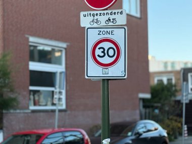 Den Haag, Hollanda - 24 Ekim 2024: Lahey 'de yayınlanan trafik işaretleri 30 km / h hız sınırı ve ulaşım kurallarının altını çiziyor