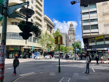 Montevideo, Uruguay - 31 Ekim 2022: İnsanlar alışveriş ve trafiğin birleştiği Montevideo 'da Avenida de 18 Julio' da kalabalık bir yaya geçidinde yol alıyorlar..
