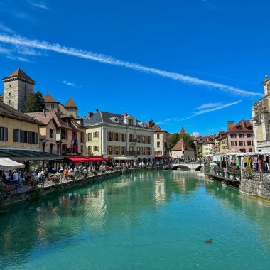 Ek bina, Fransa - Eylül 06: 2024: Ziyaretçiler, huzurlu sularda güneşli bir öğleden sonra tarihi mimari ve canlı kafelere hayran kalarak Annecy 'nin büyüleyici göl atmosferinin tadını çıkarıyorlar..