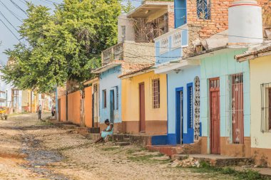 Trinidad, Küba - 15 Temmuz 2018: Titreşimli evler Trinidad Küba 'nın kaldırım taşı sokağında açık bir gökyüzü altında zengin tarihi ve kültürü gözler önüne seriyor.