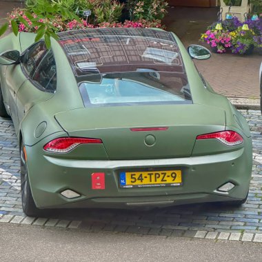 Hollanda, den haag - 13 Haziran 2024: Finlandiya 'da güneş panelleri olan lüks elektrikli araba fişi balıkçı karması