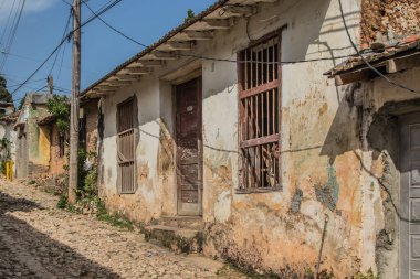 Trinidad, Küba - 15 Temmuz 2018: Trinidad Küba 'da renkli yıpranmış binalar, canlı mimari ve yerel cazibeyi gözler önüne seriyor.
