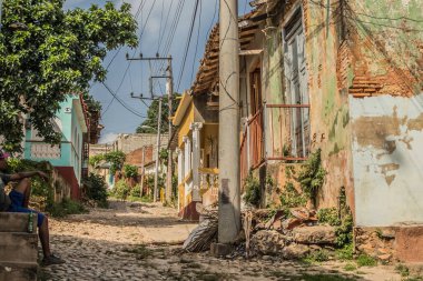 Trinidad, Küba - 15 Temmuz 2018: Cobblestone sokakları canlı evler ve yeşilliklerle dolu Gündüz Trinidad Küba 'nın cazibesini ve tarihini yansıtıyor.