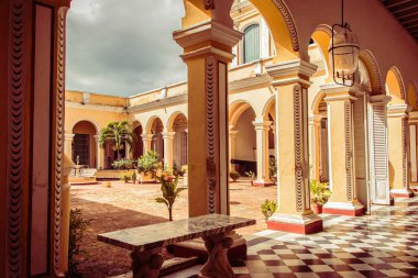 Trinidad, Küba - 15 Temmuz 2018: Bulutlu bir günde Trinidad Küba 'da zarif kemerler ve yemyeşil bir bahçeyi keşfetmek.