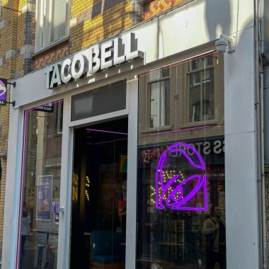 Hague, Hollanda - Mayıs 02 2024: Amerikan Tex-Meksika fast food zinciri Taco Bell 'in ön cephesi