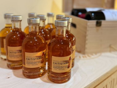 Telavi, Gürcistan - 26 Nisan 2025: Geleneksel Gürcistan ruhlarından oluşan şişeler, Telavi 'nin davetkar bir atmosferinde kehribar renklerini düzgünce sergiliyorlar.