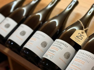 Telavi, Gürcistan - 26 Nisan 2025: Yerel şarap imalat geleneği ve kültürünü sergileyen Dakishvili Rkatsiteli şarabı sergileniyor.