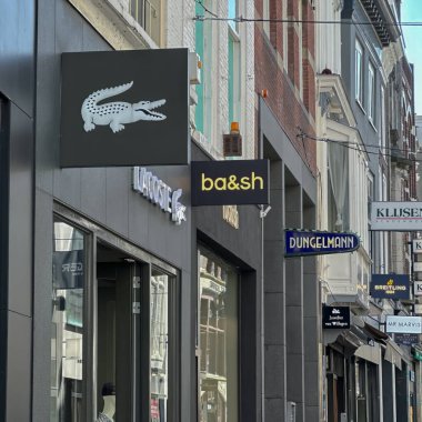 Hague, Hollanda - 02 Mayıs 2024: Fransız perakende zinciri Lacoste 'nin ön cephesindeki giriş ve logo