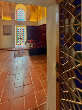 Telavi, Gürcistan - 26 Nisan 2025: Ziyaretçiler, Telavi 'deki Kral Erekle II sarayının renkli camlar ve karmaşık tasarımlar sergileyen büyüleyici mimarisine hayran kaldılar.