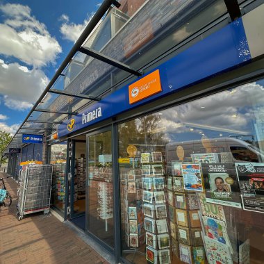 sassenheim, Hollanda - 29 Nisan 2024: Primera perakende zincirinin bir tütün ve hediye dükkanının girişi