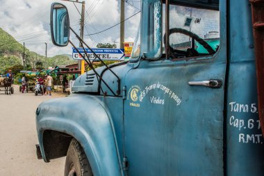 Vinales, Küba - 10 Temmuz 2018: Küba 'daki UNESCO Dünya Mirası sahasında günlük yaşamı sergileyen Vinales' te hareketli bir caddenin yanında klasik bir kamyon duruyor.